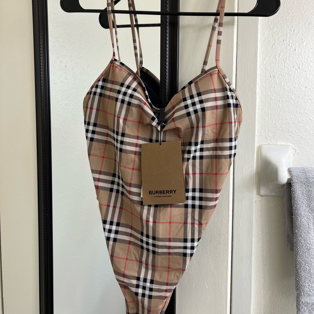 Brand new. Brought from Nordstrom Rack